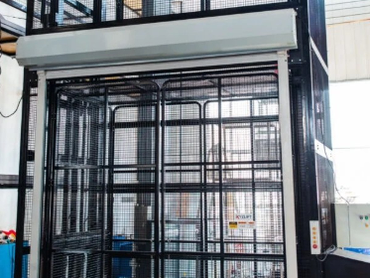 Goods lift landing safety fence option